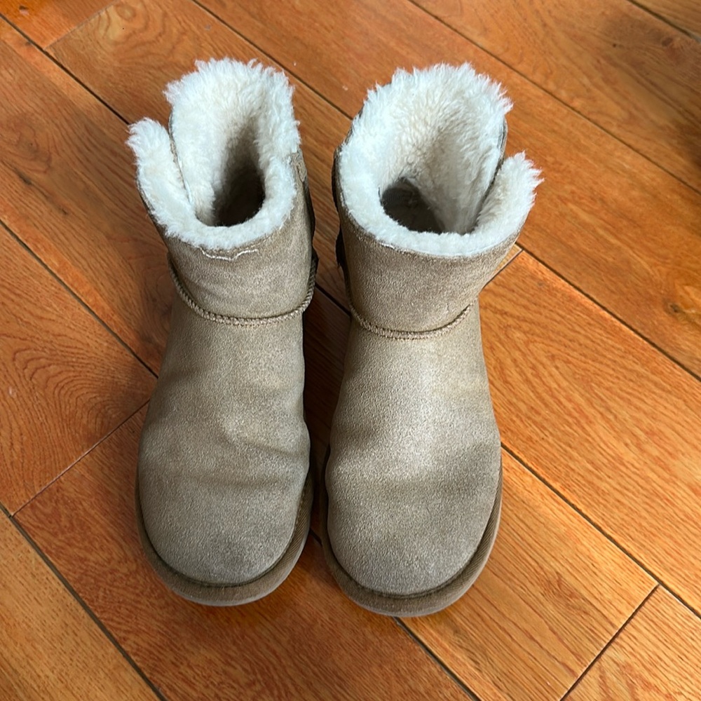 Girls Ugg, no rips